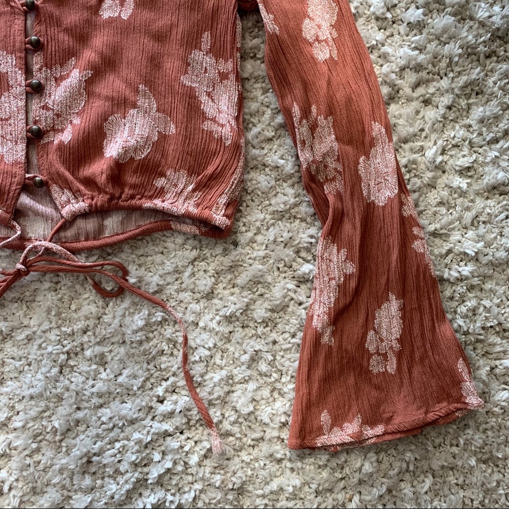 FLORAL BUTTON & TIE FRONT BELL SLEEVE CROP - Picture 8 of 9
